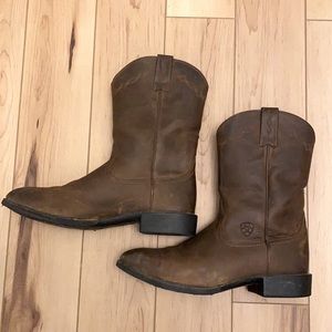 Men’s Ariat Leather Cowboy Boots. Size 10.5. Used. Good condition.